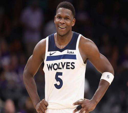 欧文突破防守助攻制胜（欧文强突送助攻锁定胜局）