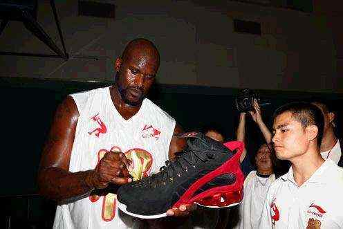 英媒：曼联对多特边锋阿德耶米感兴趣，但球员倾向于加盟阿森纳（英媒称曼联相中多特翼锋阿德耶米，球员更青睐投奔阿森纳）