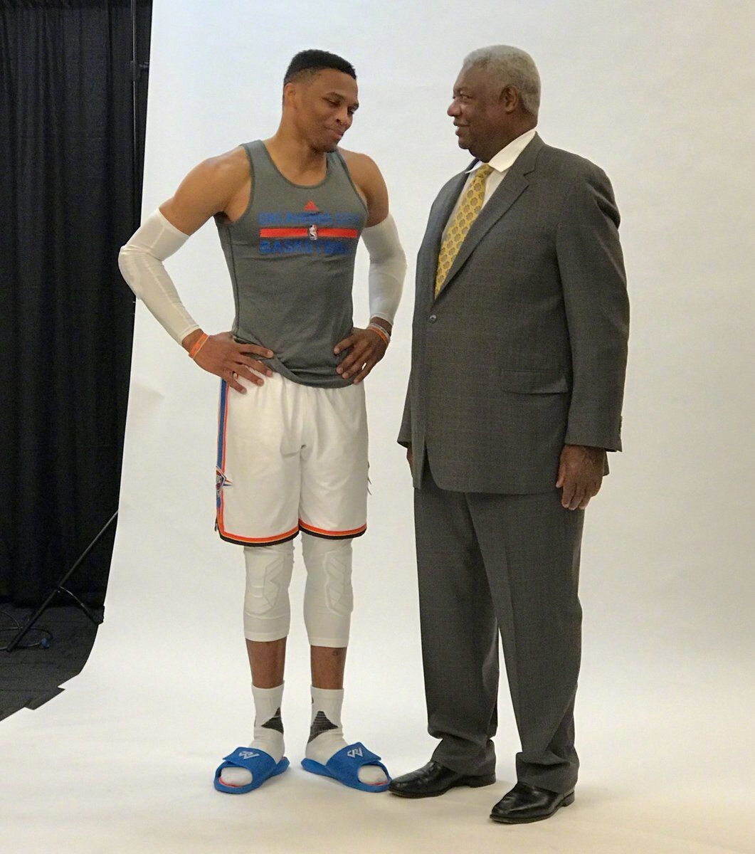 篮球盛宴：NBA杯MVP之争（篮坛狂欢：NBA杯MVP争夺战）