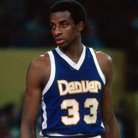 球迷比赛期间骂尤文踢得太烂，斯帕莱蒂回击：你们想怎样？（球迷比赛中怒斥尤文表现糟糕，斯帕莱蒂反问：你们还想怎样？）