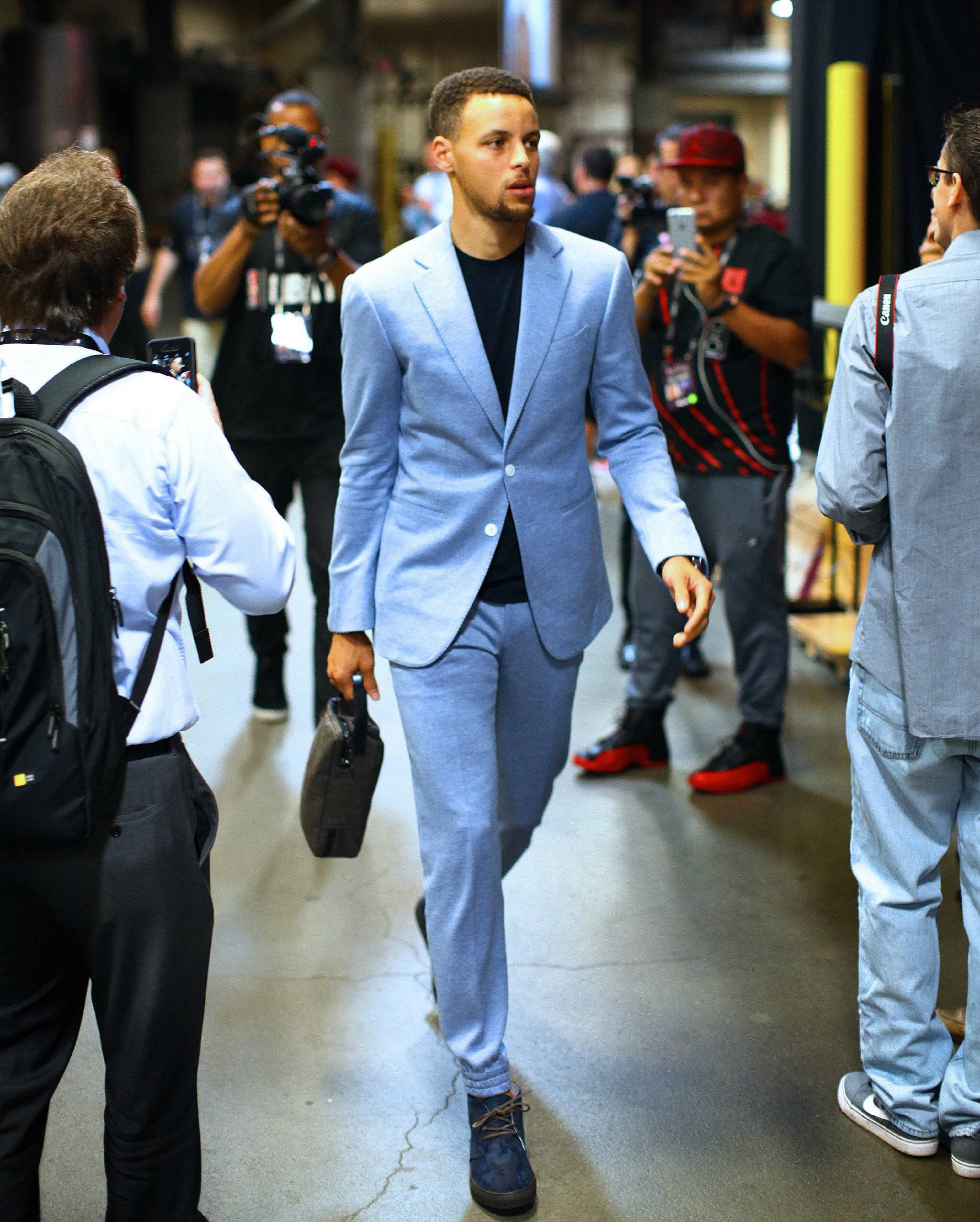 TA：皇马寻求引进后卫和中场；他们愿听取对罗德里戈的报价（TA：皇马寻觅后卫和中场补强，愿听取罗德里戈报价）