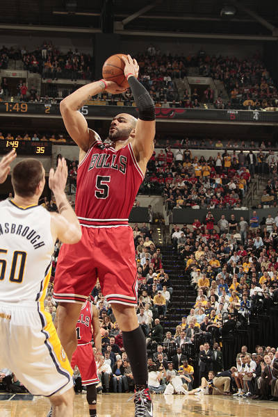 詹姆斯空砍准三双，15篮板大幅刷新个人赛季新高（詹姆斯准三双难救主，15篮板刷新本季个人新高）