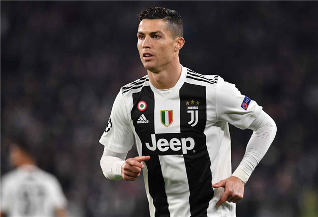 埃芬博格：拜仁前场三人能给卡尔空间，把他与梅西相比没好处（埃芬博格：拜仁锋线三人能为卡尔创造空间，将他与梅西相较无益）