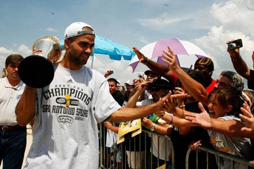 姆巴佩速度突破 防线全面告急（姆巴佩闪电突进 后防线告急）