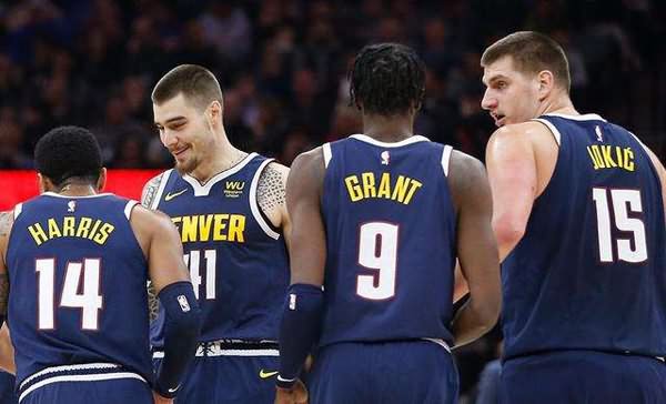 状态不佳！爱德华兹11中3得到15分5失误（手感低迷！爱德华兹11投3中仅拿15分并出现5次失误）