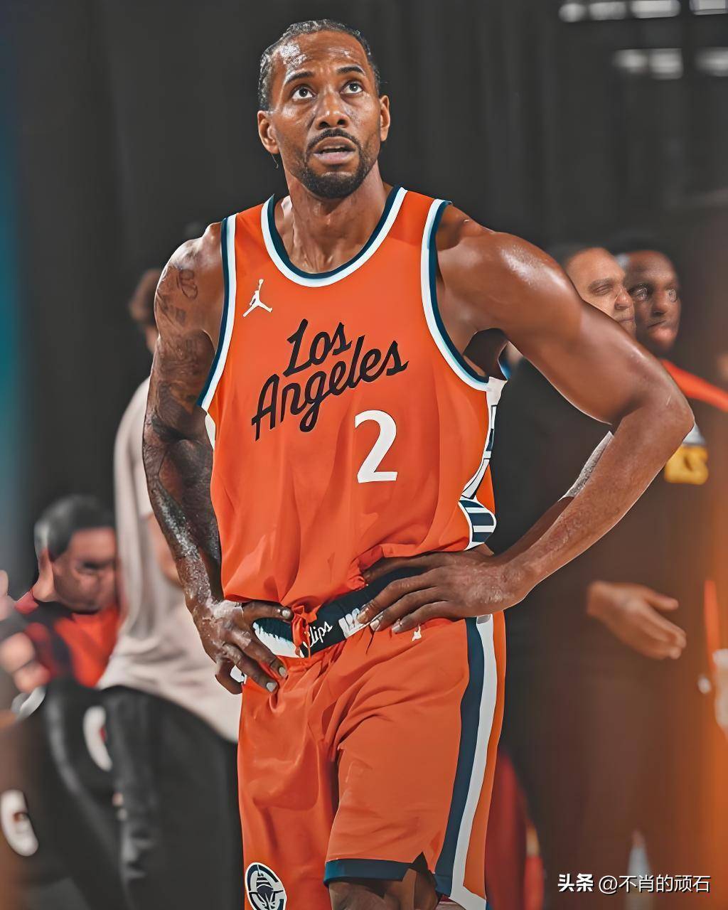 中超俱乐部欠薪问题严峻，准入审核难度大，职业化进程仍不完善。（中超俱乐部欠薪矛盾突出，准入审核挑战加剧，职业化体系尚不健全）