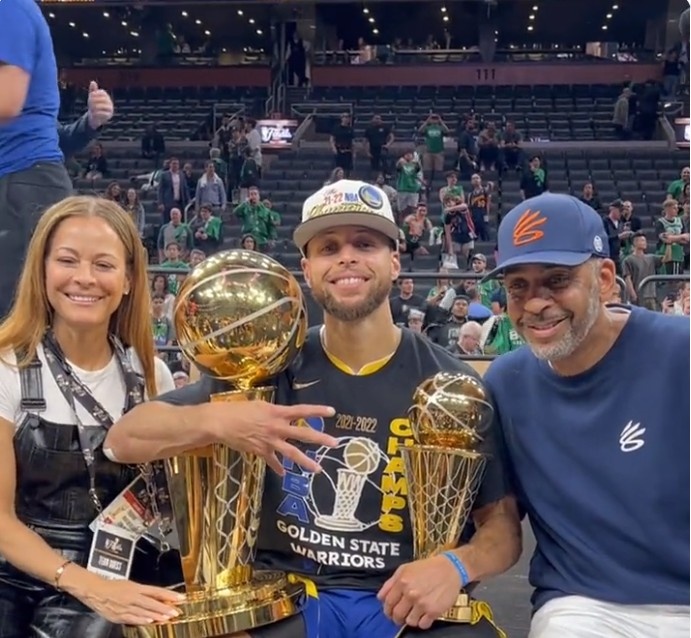 李新翔：武磊是我的榜样，能和自己的偶像一起踢球感觉很奇妙（李新翔称武磊为榜样：与偶像同场竞技倍感奇妙）