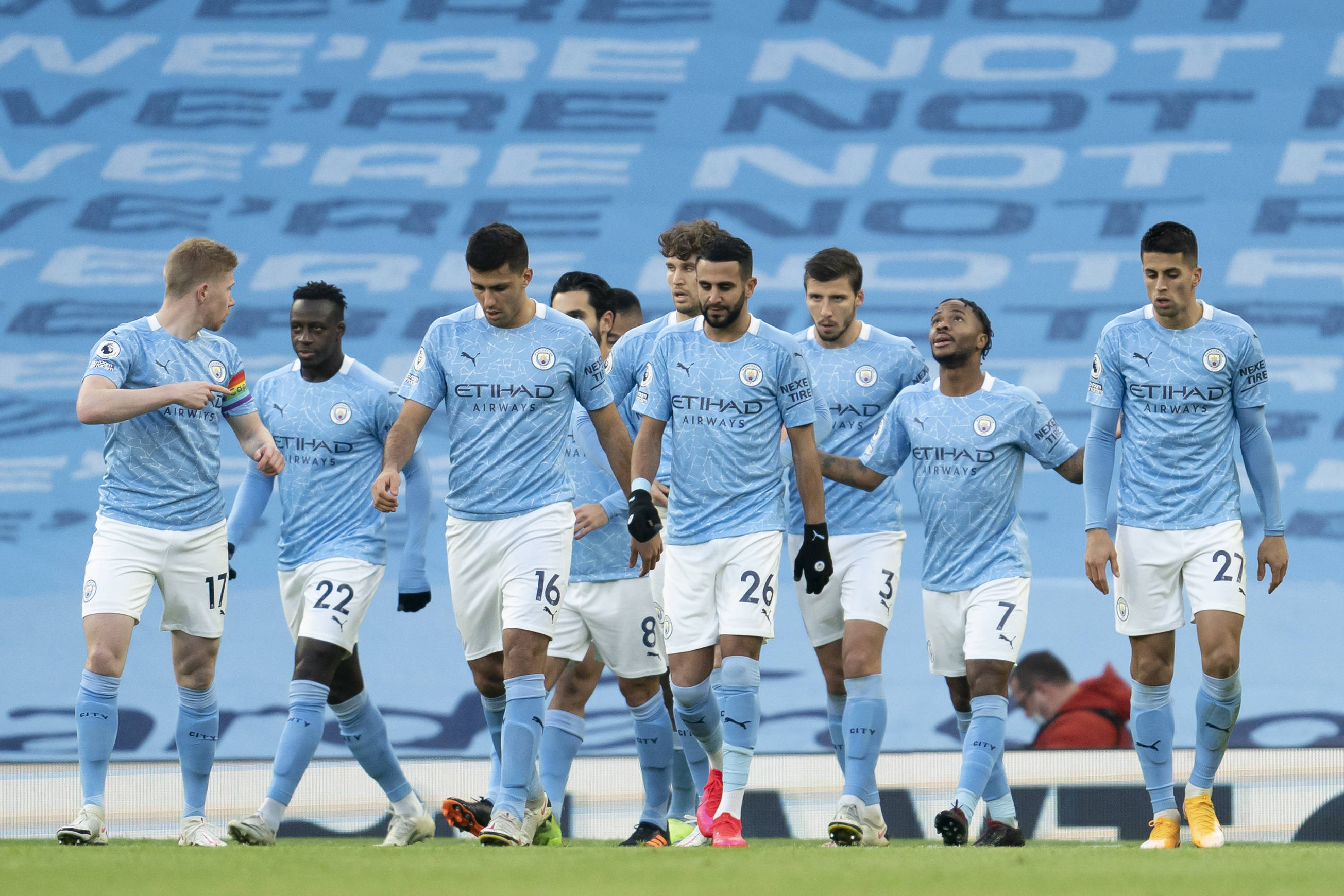 舍什科膝伤预期还要休战一个月！曼联锋线面临严峻考验（舍什科膝伤预计再缺阵一个月，曼联锋线承受严峻考验）