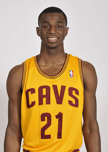 连进五球！巴萨5-3翻盘，悍将戴帽，西甲狂飙6连胜，稳住头名位置（巴萨5-3逆转连轰五球，悍将戴帽，西甲六连胜稳居榜首）