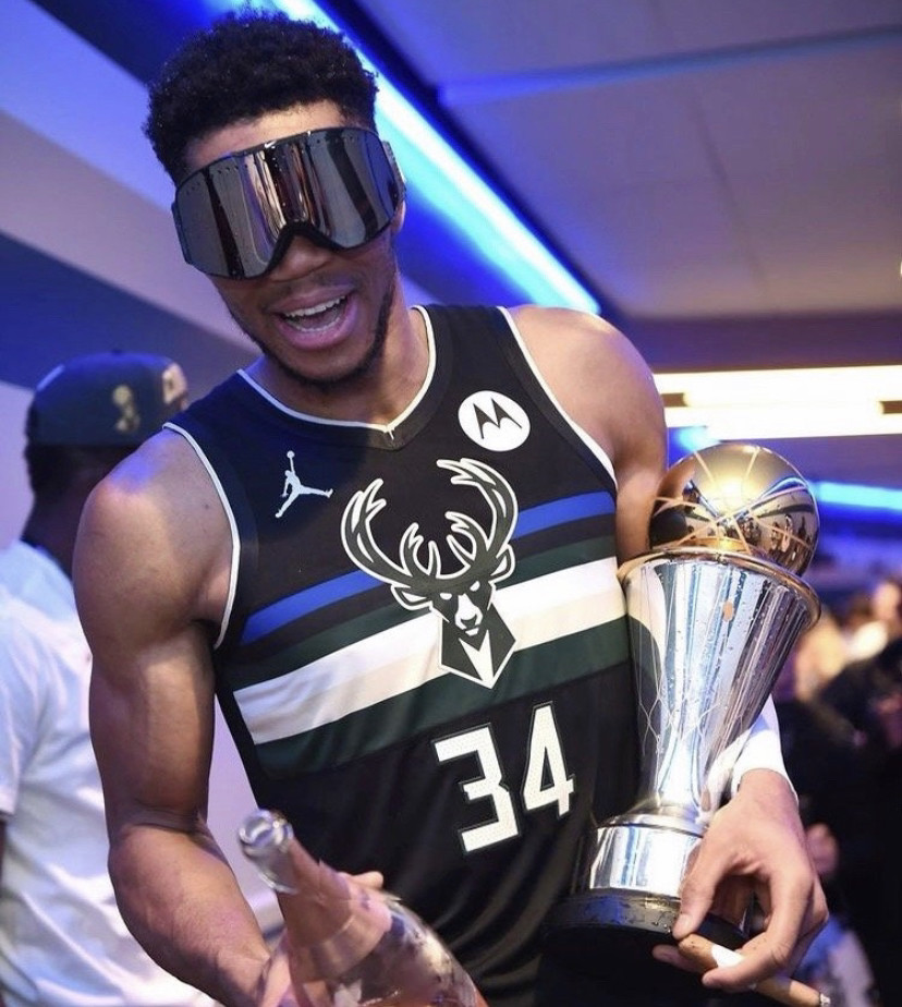 成都金牛公安：蓉城vs河南期间，两名观众做出侮辱性动作被行拘（成都金牛警方通报：蓉城对河南比赛期间，两名观众因侮辱性举动被行拘）