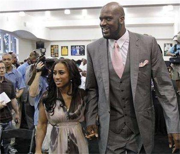 率米兰3胜1平！阿莱格里赛前领取意甲11月最佳主帅奖杯（阿莱格里赛前加冕意甲11月最佳主帅，米兰近四战3胜1平）