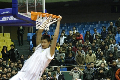 法甲半场：隆吉耶破僵，客队三中门框，梅斯暂0-1雷恩（法甲半场：隆吉耶先拔头筹，客队三次中框，梅斯暂以0-1落后雷恩）