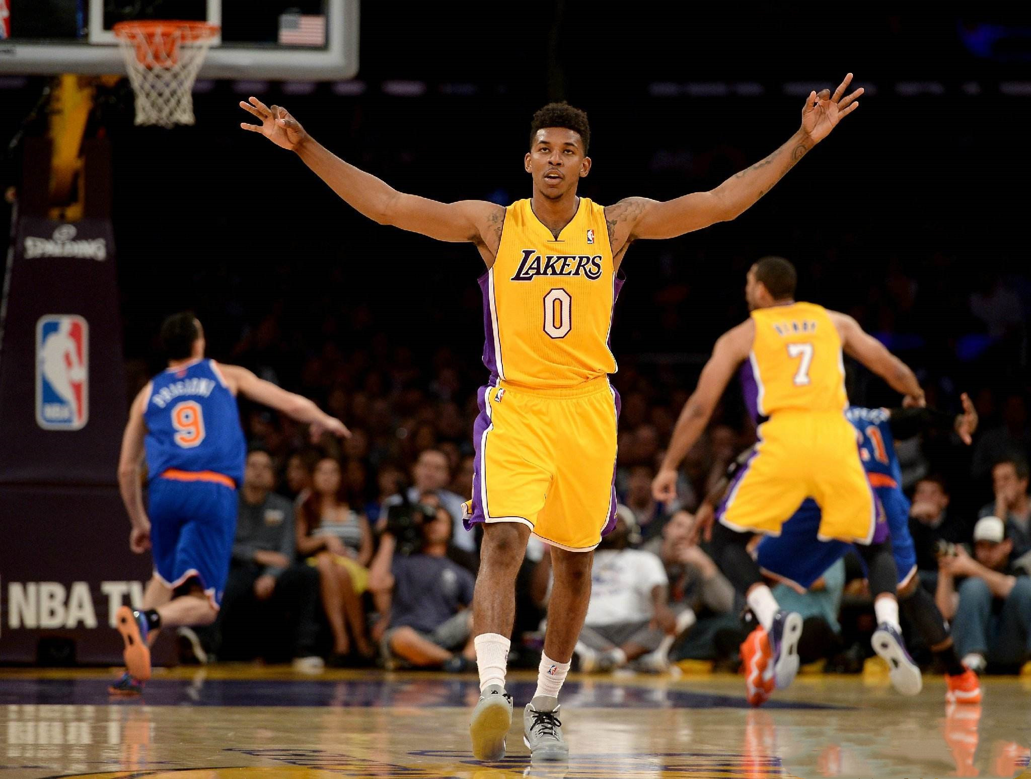 TA：因现代足球重视边路与攻防转换，菱形中场阵型已几乎绝迹（TA：现代足球强调边路与攻防转换，菱形中场几乎退出历史舞台）