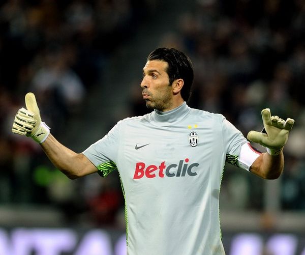 美记：雷迪克曾给予赫伯特·琼斯高度评价，他能帮助湖人冲冠（美媒：雷迪克盛赞赫伯特·琼斯，称其有望助湖人冲击总冠军）