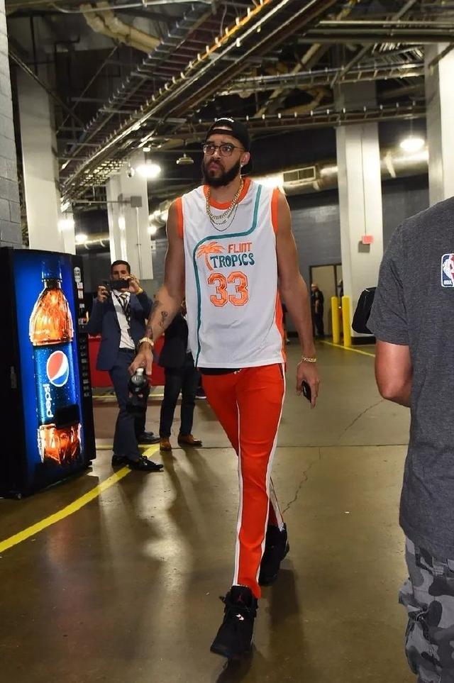 皇马三大致命伤曝光！姆巴佩依赖症+软肋尽显，伯纳乌王朝现危机（皇马三处致命短板曝光：过度倚重姆巴佩、漏洞尽显，伯纳乌王朝告急）