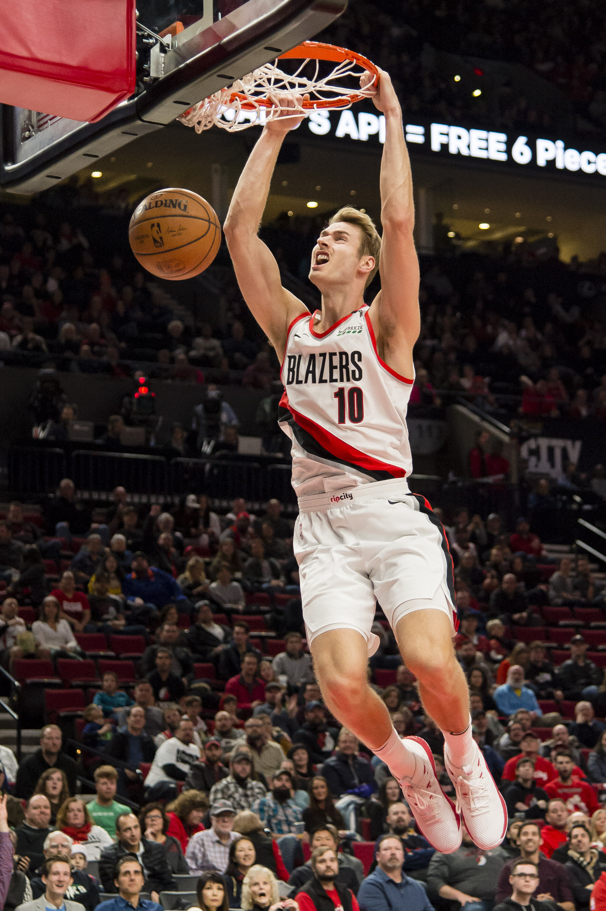 泰州队门将戴曜城谈苏超夺冠：我们值得冠军，泰州人民过年了（泰州队门将戴曜城评苏超封王：我们当之无愧，泰州人民喜似过年）