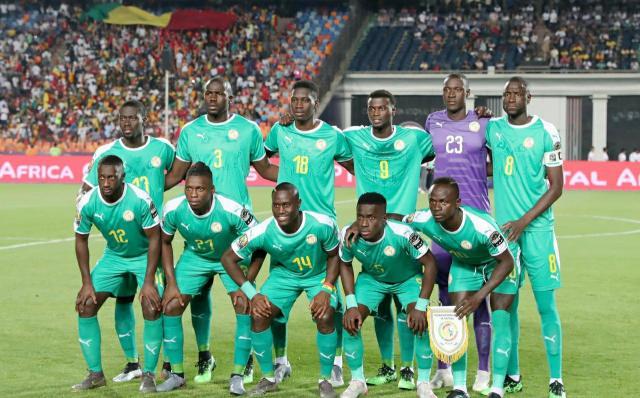 足球国足球迷自发组织万人方阵助威（国足球迷自发组建万人方阵为球队助威）