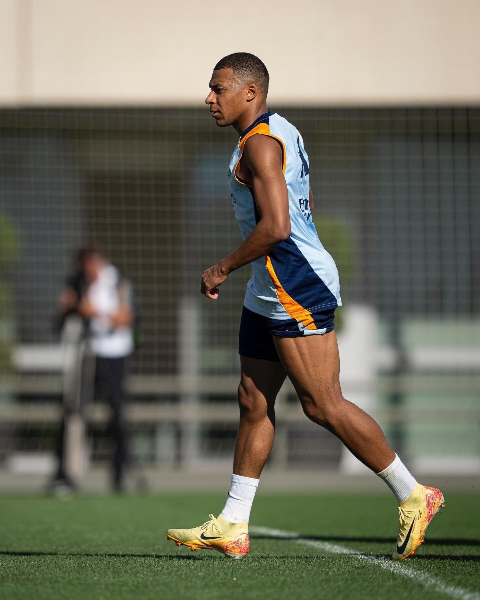 国足U22官方阵型图：继续442平行站位，蒯纪闻朱鹏宇双前锋（U22国足官宣阵型：继续442平行站位，蒯纪闻、朱鹏宇搭档双前锋）